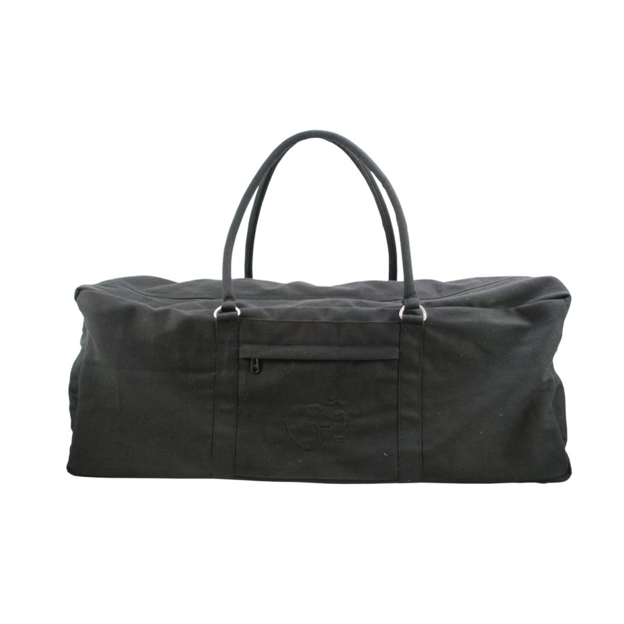 Brede zwarte sporttas van YogaMad. Neem nu handig al je yoga accessoires mee Brede zwarte sporttas van YogaMad. Neem nu handig al je yoga accessoires mee