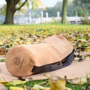 Deze yoga mat tas is gemaakt van biologisch kurk én van het merk Samarali nu verkrijgbaar bij Yoga-Pilatesshop.nl!