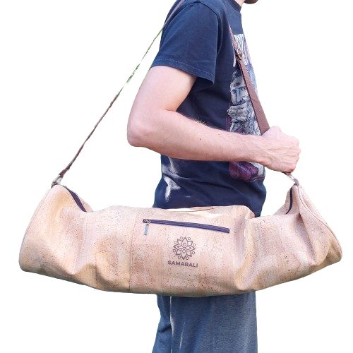Deze yoga mat tas is gemaakt van biologisch kurk én van het merk Samarali nu verkrijgbaar bij Yoga-Pilatesshop.nl!