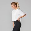 Maak jou sportoutfit nu nog leuker met de crop tee van Tavi Noir op Yoga-Pilatesshop.nl