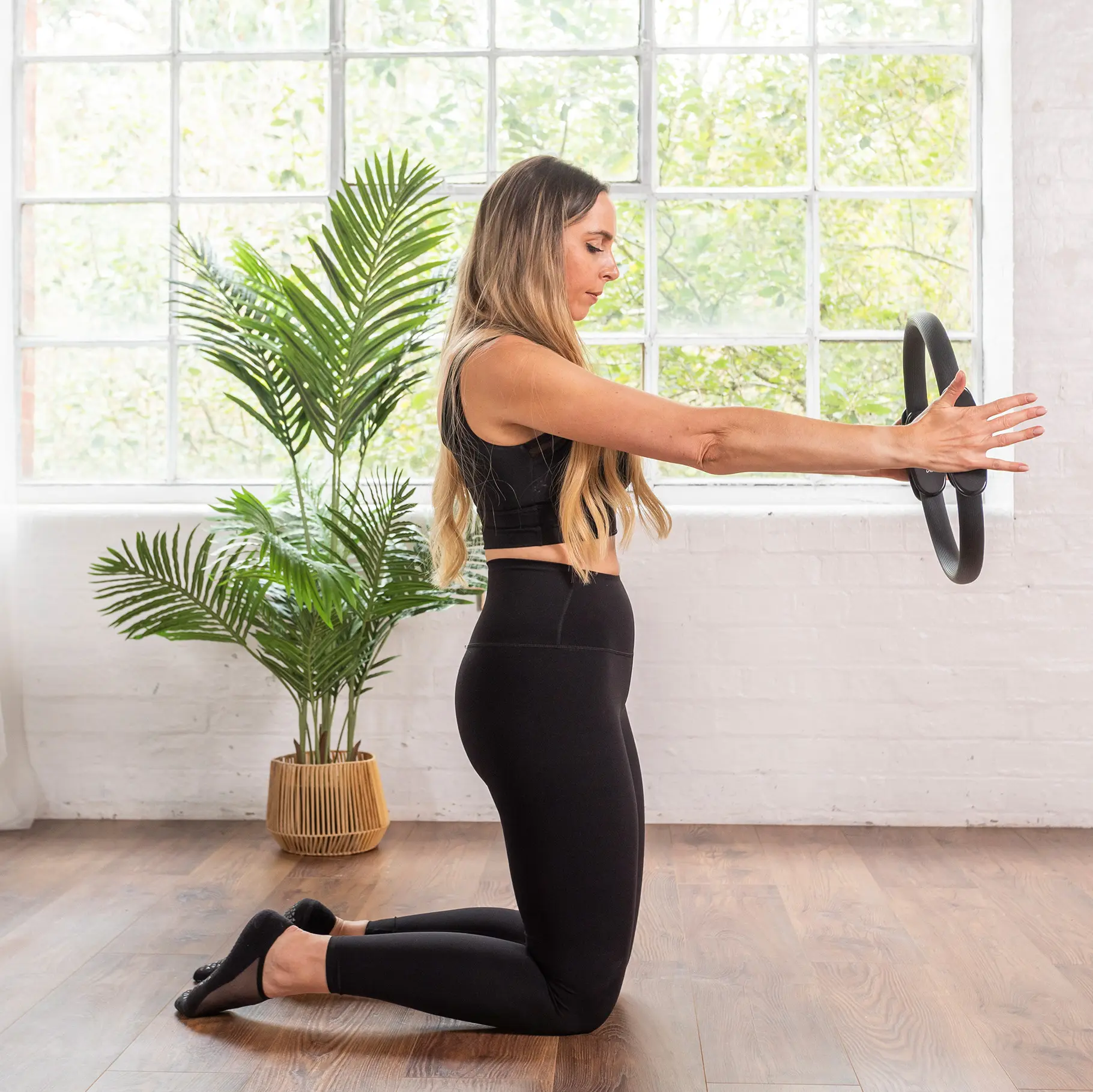 Gebruik de Align-Pilates ring met een diameter van 36 cm die nu verkrijgbaar is bij Yoga-Pilatesshop!