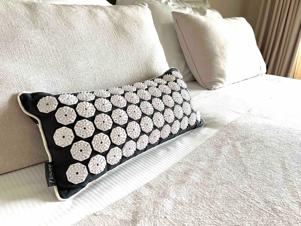 Flowee Spijkermat Mandala kussen Grijs/Wit Achterkant