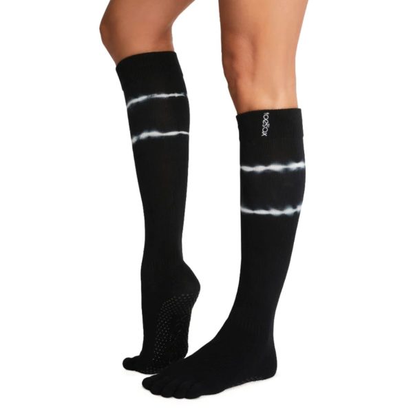 Koop nu de Antislip Sokken Knee High Black Tie Dye Stripe van ToeSox. Nu bij Yoga-Pilatesshop