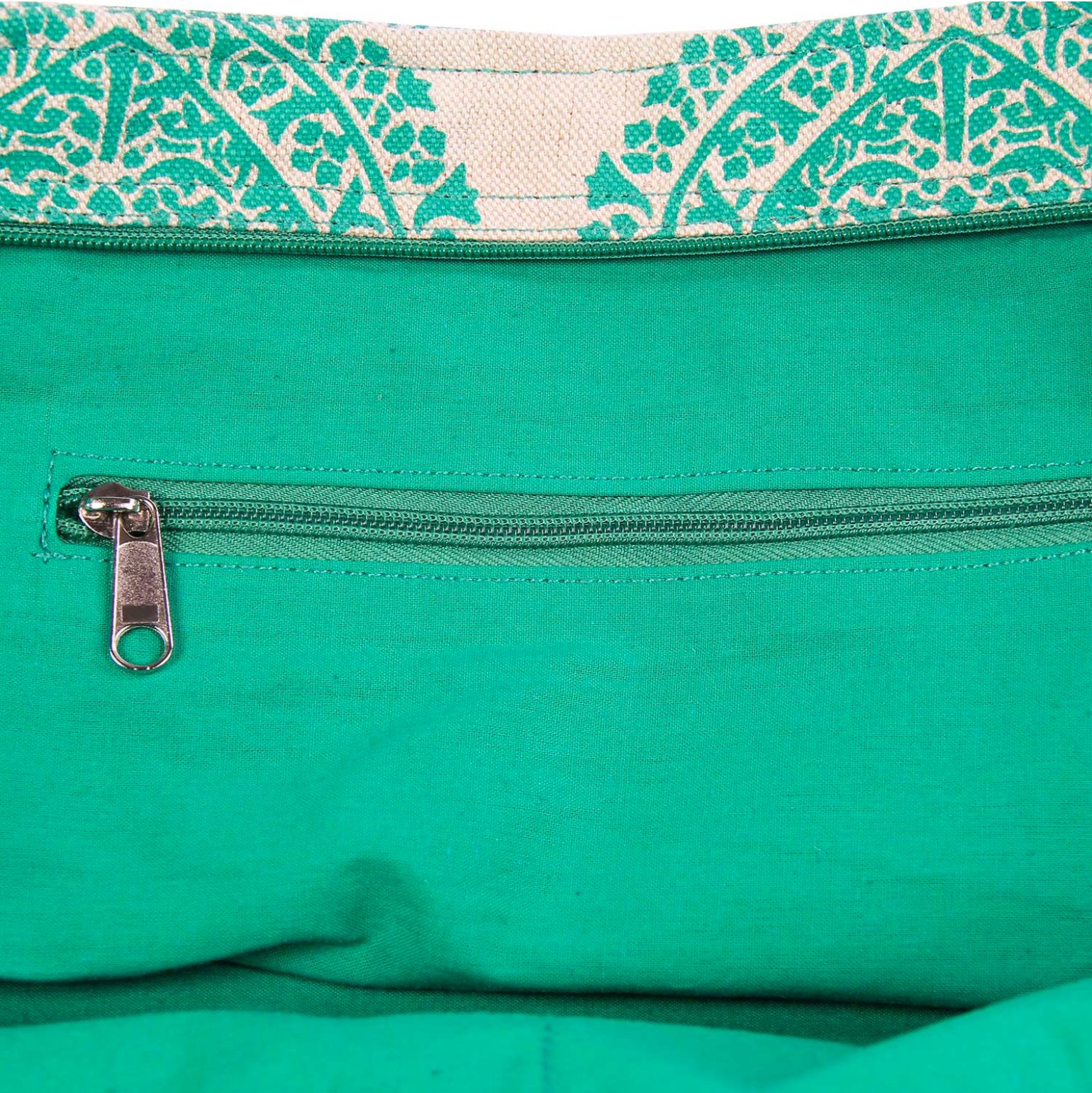 Deze grote groene Sporttas met palmbladeren kun je nu gebruiken om alles gemakkelijk in mee te nemen naar de sportschool, yogales of pilatesles - Nu bij Yoga-Pilatesshop.nl Deze grote groene Sporttas met palmbladeren kun je nu gebruiken om alles gemakkelijk in mee te nemen naar de sportschool, yogales of pilatesles - Nu bij Yoga-Pilatesshop.nl