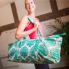 Deze grote groene Sporttas met palmbladeren kun je nu gebruiken om alles gemakkelijk in mee te nemen naar de sportschool, yogales of pilatesles - Nu bij Yoga-Pilatesshop.nl Deze grote groene Sporttas met palmbladeren kun je nu gebruiken om alles gemakkelijk in mee te nemen naar de sportschool, yogales of pilatesles - Nu bij Yoga-Pilatesshop.nl