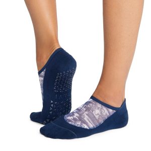 De blauwe Antislip Sokken Maddie Tropical Toile van Tavi Noir zijn nu te koop op Yoga-Pilatesshop!