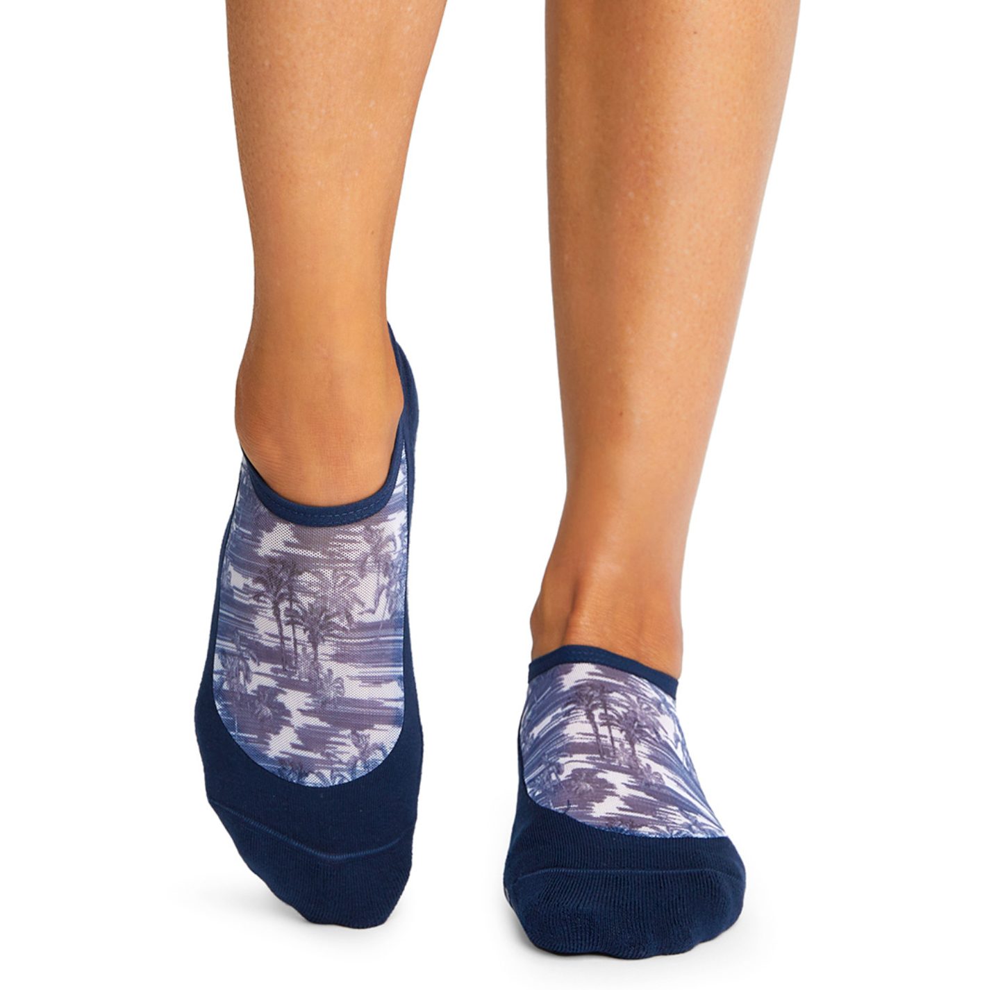 De blauwe Antislip Sokken Maddie Tropical Toile van Tavi Noir zijn nu te koop op Yoga-Pilatesshop!
