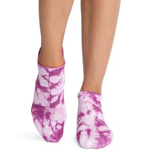 De paarse Antislip Sokken Savvy Violet Tie Dye van Tavi Noir zijn nu te koop op Yoga-Pilatesshop!