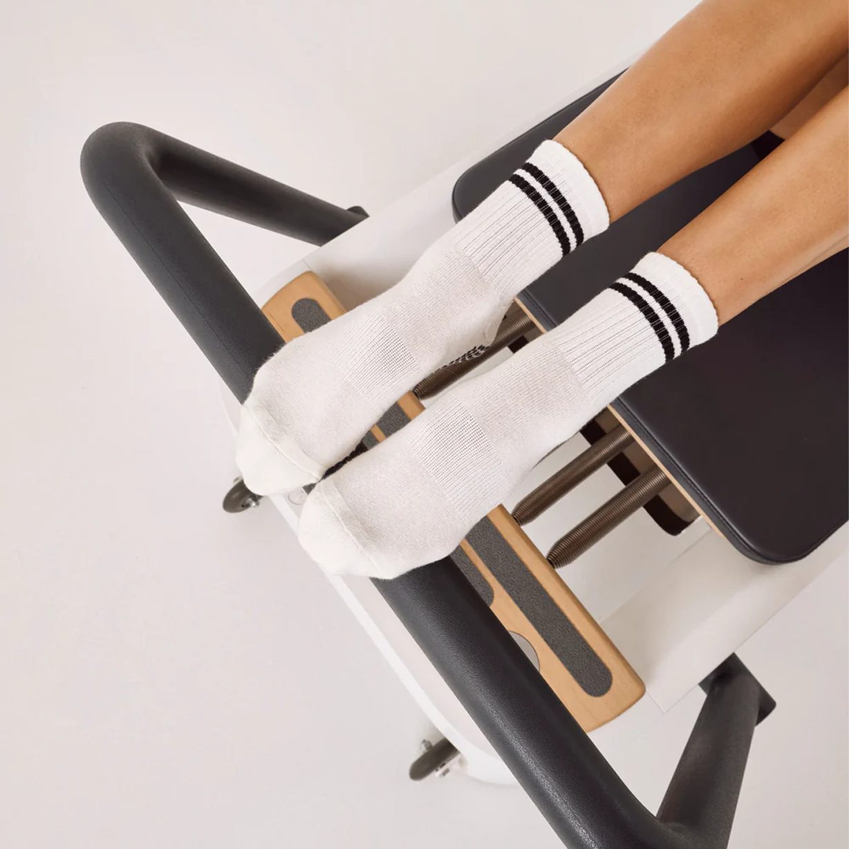 Chaussettes Anti-slip côtelées à rayures sportives blanches – MoveActive