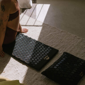Shakti Spijkermat en kussen set - zwart