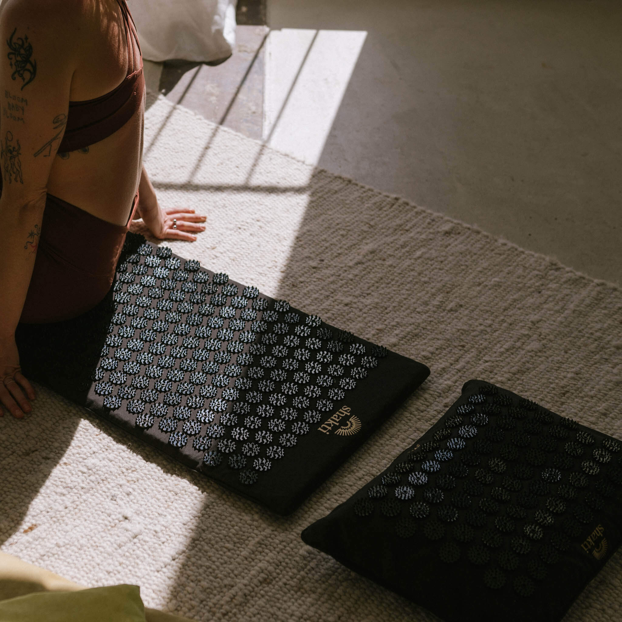 Shakti Spijkermat en kussen set - zwart